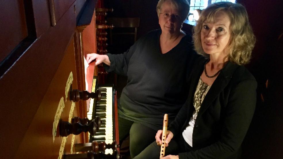 Die Organistin Francien Janse Balzer und Maria Norda (auf dem Foto mit Sopranblockflöte 466 Hz für das gemeinsame Musizieren) spielen morgen das Sonntagskonzert in der Georgskirche in Weener.  © Kuper