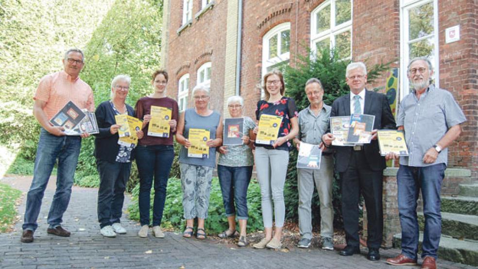 Der Arbeitskreis »Offenes Denkmal« stellte das Programm für den »Tag des offenen Denkmals« in Weener vor (von links): Helmut Geuken, Susanne Fockens, Kerstin Beier, Else Siemons, Annelis Schütte, Maren Baumann, Lutz Drewniok, Bürgermeister Ludwig Sonnenberg und Berthold Groenewold. © Foto: Hoegen