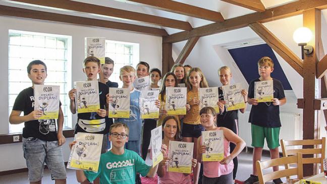 Kinder haben ihre Diplome in der Tasche