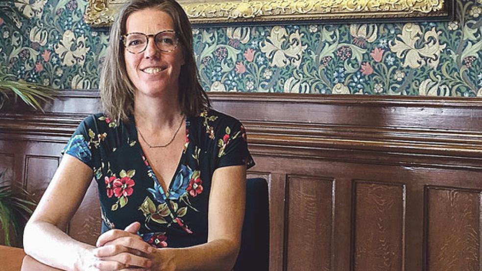 Cora-Yfke Sikkema, seit Anfang des Jahres Bürgermeisterin der niederländischen Gemeinde Oldambt, in ihrem Büro mit einer »mythologischen Szene« von Jan Ossenbeek an der Wand. © Foto: Kuper