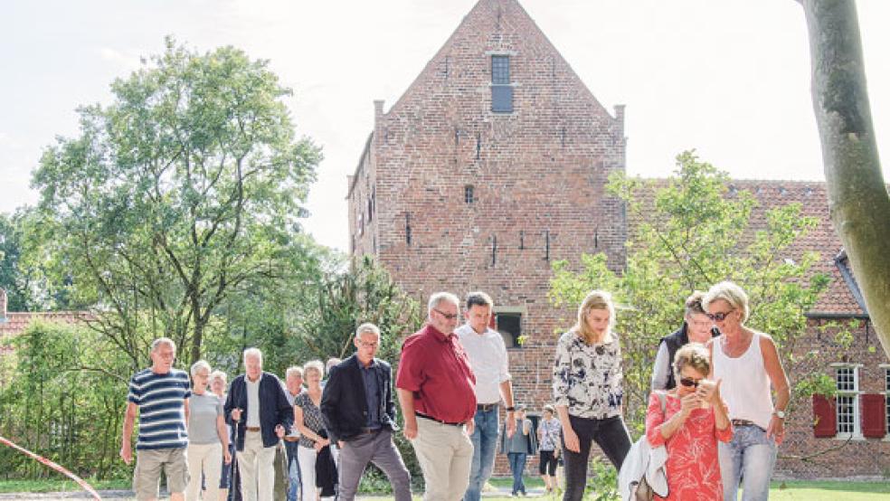 Der Streifzug durch den Park beim Steinhaus beginnt. Landschaftsdirektor Dr. Rolf Bärenfänger (kleines Bild) führte zur Eröffnung der Bunder Woche durch die Anlage. © Fotos: Hanken