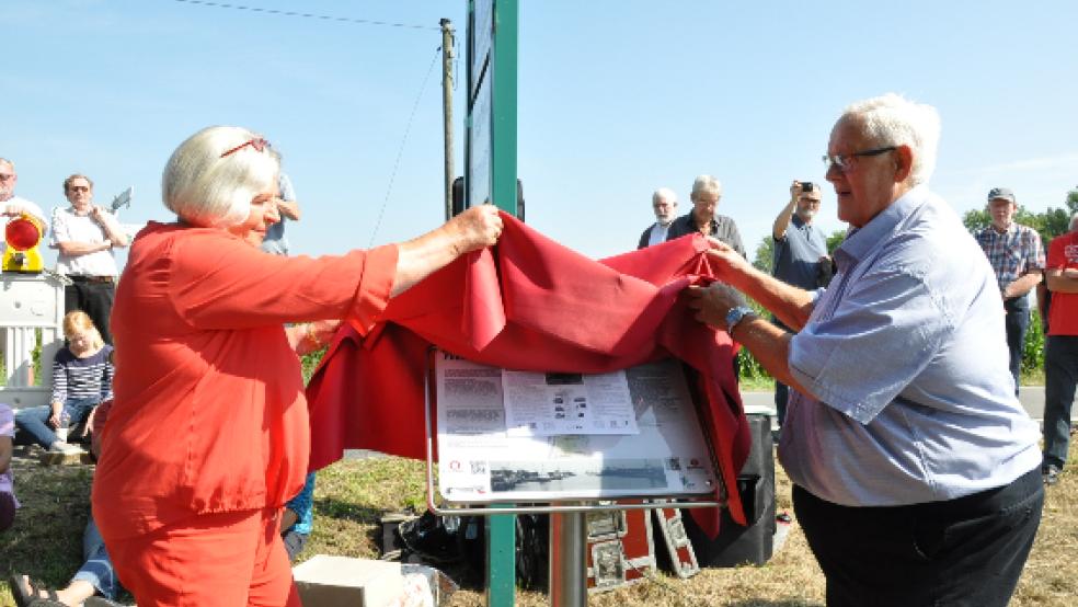 Teda Auras (links) und Derk Telkamp enthüllten heute Vormittag an der deutsch-niederländischen Grenze die Gedenktafel © Boelmann 