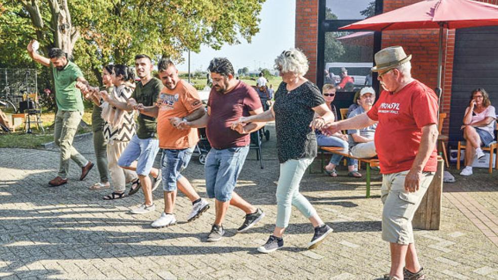 Das Tanzen und die Musik verbindet die verschiedenen Nationalitäten. © Foto: Ammermann