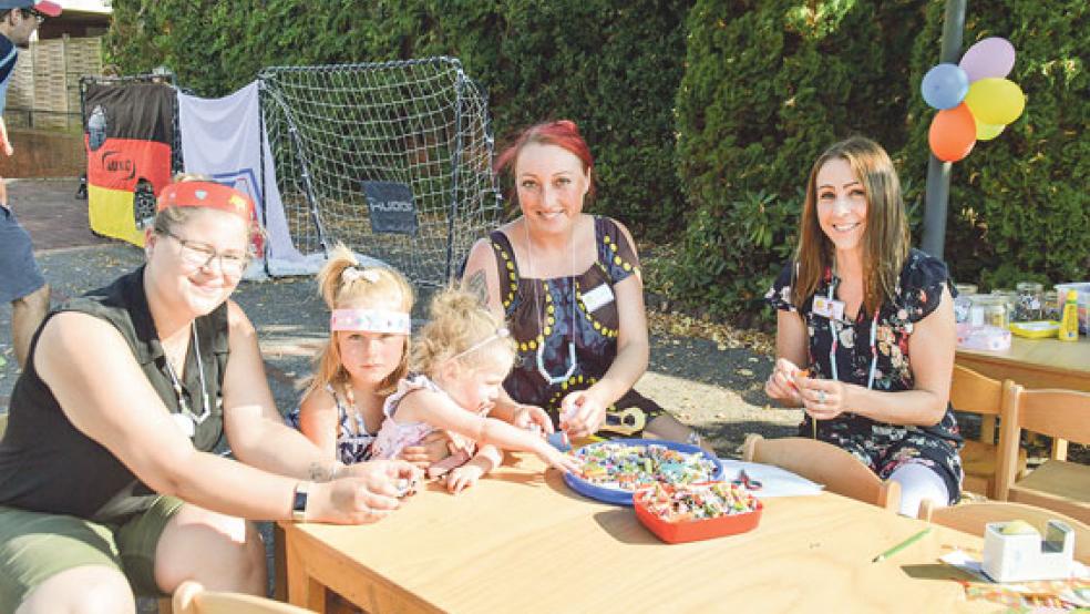 Vielleicht schaffen Emily und Milla gemeinsam mit dem »Bunte Welt«-Team hier ja gerade einen neuen Modetrend, denn die Ketten aus bunten Papierröllchen sahen echt cool aus.  © Fotos: Himstedt (6) & Pastoor (1)