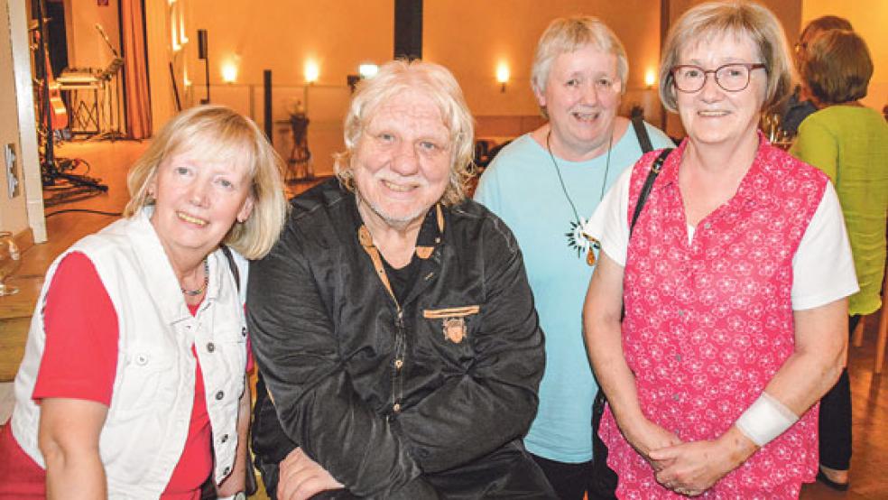 Die Schwestern Doris (von links), Irene und Käthe waren schwer begeistert von »Laway« und natürlich auch von Bandgründer Gerd Brandt.  © Fotos: Himstedt