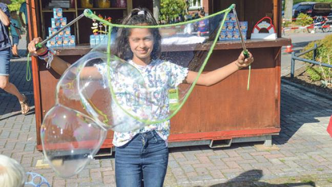 Große Seifenblasen auf dem Familienfest