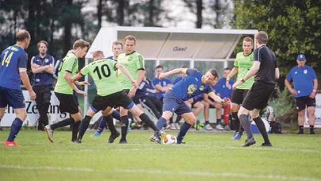 Trainer macht es seinen Stürmern vor