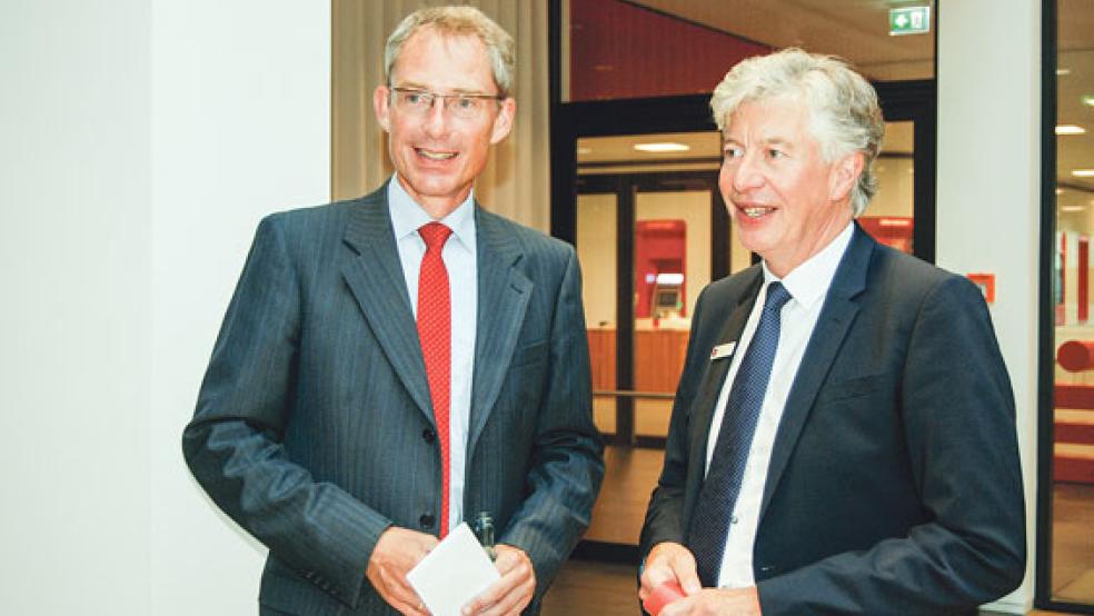 Dr. Holger Bahr und Sparkassen-Vorstandsvorsitzender Heinz Feldmann im SparkassenHaus. © Foto: Hoegen