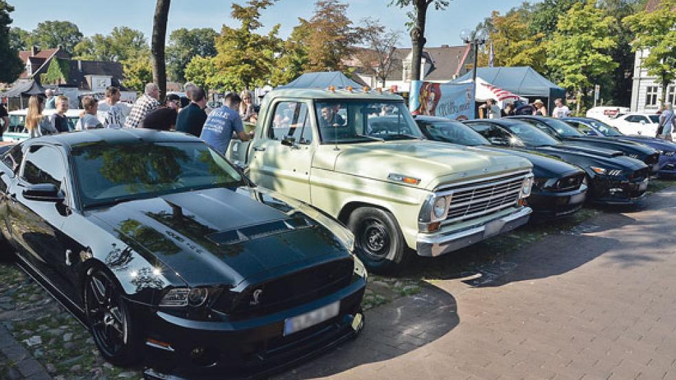 Beim American Wheels in Leer mischten sich am Wochenende auch viele moderne amerikanische Fahrzeuge unter die Oldtimer. © Fotos: Ammermann
