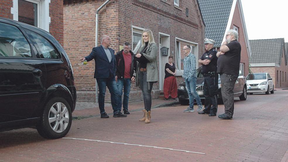 Diskussion mit Zollstock: Bei einer Begehung legten Bürgermeister Hans-Peter Heikens und Fachbereichsleiterin Christiane Dorenbos, Polizeihauptkommissar Hans-Günter Jelting sowie Heinz-Dieter van Deest und Jens Jütting vom Straßenverkehrs­amt des Landkreises Leer gestern die zukünftigen Kfz-Stellflächen im Jemgumer Ortskern fest. © Foto: Szyska