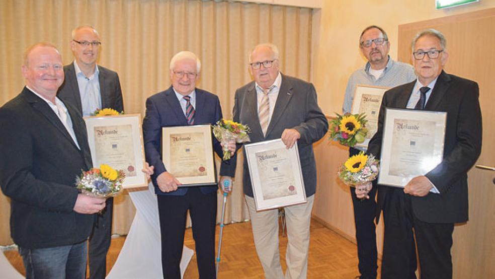 Sie oder ihre Betriebe waren Mitglieder der ersten Stunde. Deshalb gab es für Stefan Kröger (Fleischerei Kröger, von links), Ralf Theile (Sparkasse LeerWittmund), Günther Borcherding (Adler Apotheke), Bernhard Warsing (Bäckerei Warsing), Arno Müller (Modehaus Tido Müller) und Helmut Borus (Schreibwaren Borus) Blumen und Urkunden als Dankeschön.  © Fotos: Himstedt