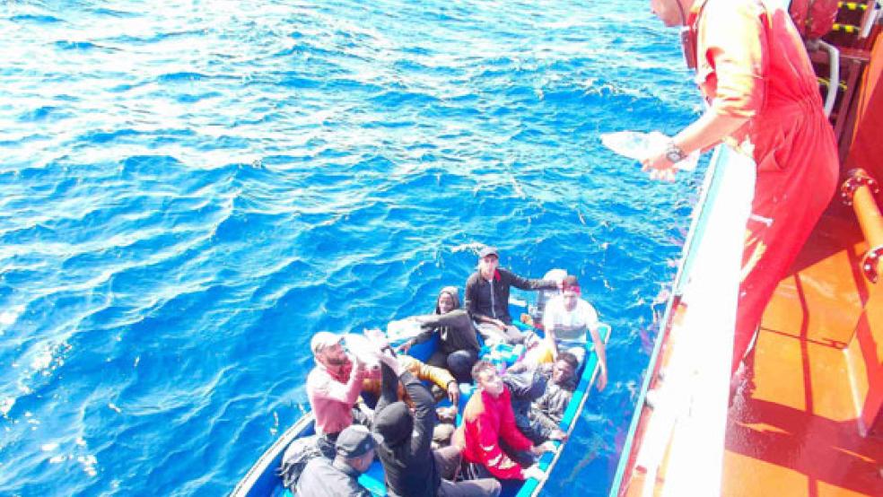 In einem fünf Meter langen Holzboot waren die zehn Männer rund 45 Seemeilen vor der algerischen Küste unterwegs, als dort am Montag auch die »Fehn Calypso« der Leeraner Reederei Fehn Ship Management fuhr. © Foto: EMS-Fehn-Group