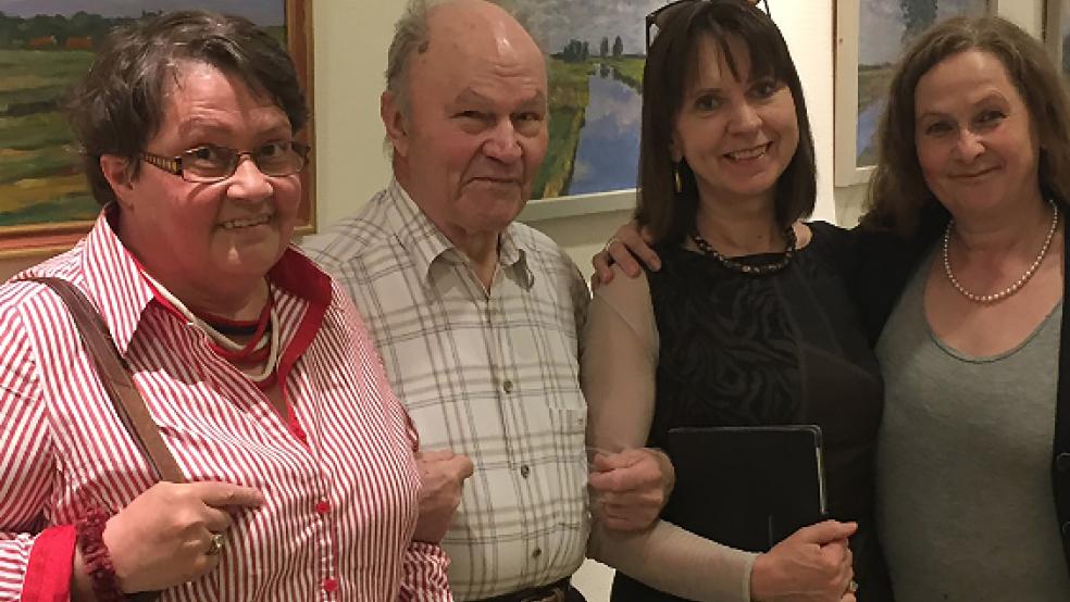 Antke Bornemann (2.v.r.) - im Kreise ihrer Familie - wird ihre Werke in Weener präsentieren. © Rz-Archiv