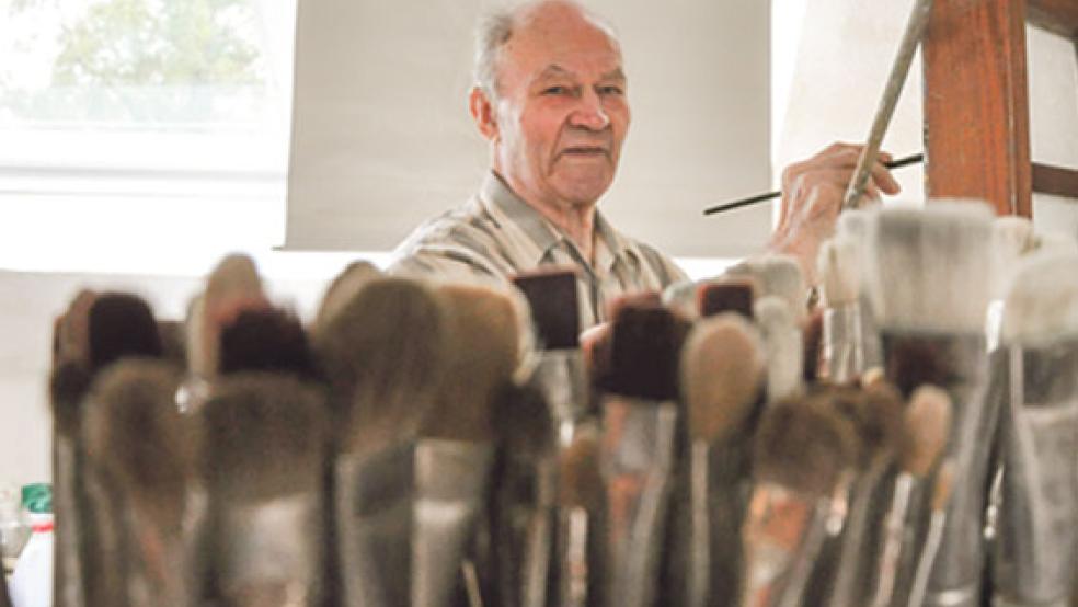 Dr. Volker Bornemann sitzt in seinem Atelier hoch oben unter dem Dach. Dort ist in der Vergangenheit der Großteil seiner Bilder entstanden. Zuletzt malte der heute 94-Jährige viele Aquarelle.  © Foto: Boelmann