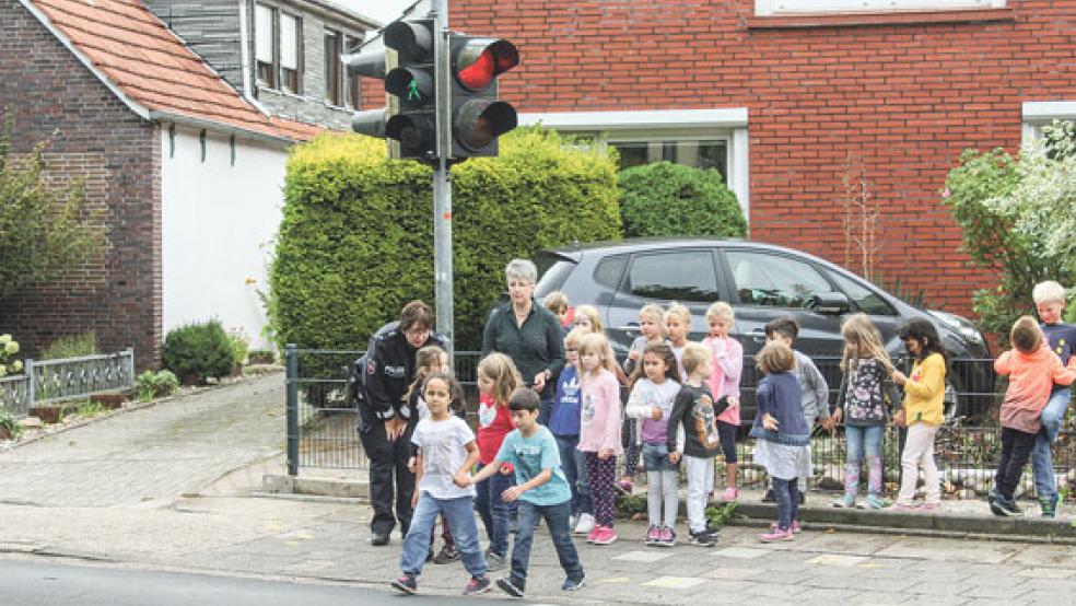 Zusammen mit Klassenlehrerin Ulrike Tengler und Polizeioberkommissarin Heike Wientjes übten die Kinder der Klasse 1c das sichere Überqueren einer Straße. © Foto: Berents