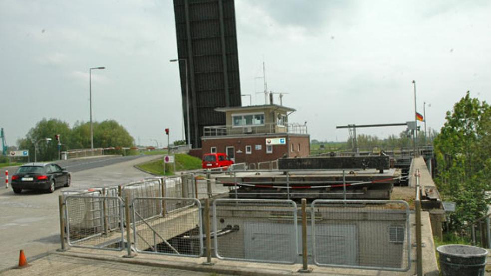Ab morgen wird der Verkehr voraussichtlich für eine Woche einspurig über die Brücke der Seeschleuse geleitet.  © Archivfoto: Szyska