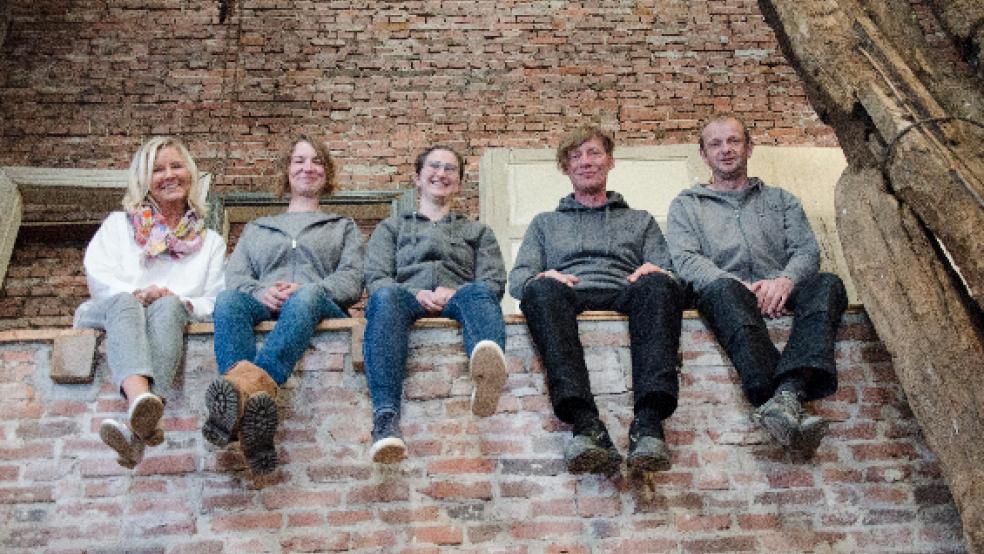 Alte Häuser fit für die Zukunft machen, das ist die »Mission« des Monumentendienstes. Von links: Bente Juhl, Sarah Mürmann, Marthe Meyer, Alwin Schwarzenberg und Kay Neuling. © Hanken