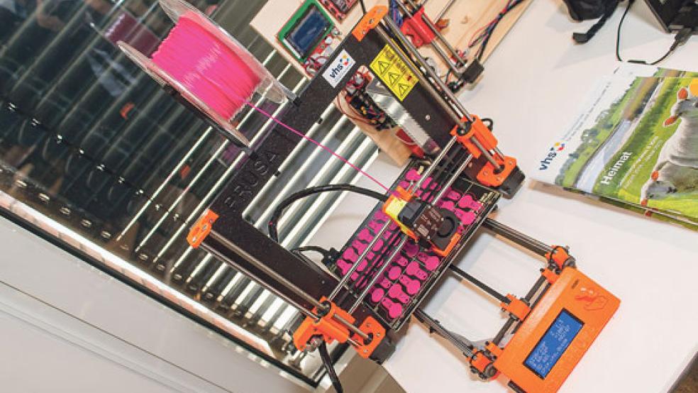 3D-Druck der VHS: Am Erlebnistag werden Neuheiten aus der digitalen Welt vorgestellt. © Foto: Landkreis Leer