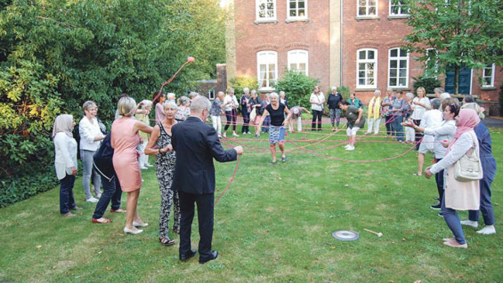 Ein symbolisches Netzwerk knüpften die 44 Frauen im Rathausgarten, bevor ihre Tagung im Saal begann. © Foto: Hoegen