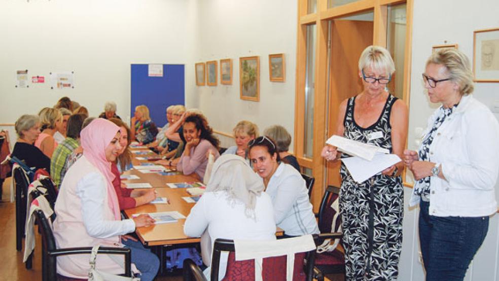 Gesprächsrunde im Rathaussaal der Stadt Weener. Die Moderation des Abends übernahmen Angelika Janssen-Harms (zweite von rechts) und Trinette Hofbuhr (neben ihr). © Foto: Hoegen