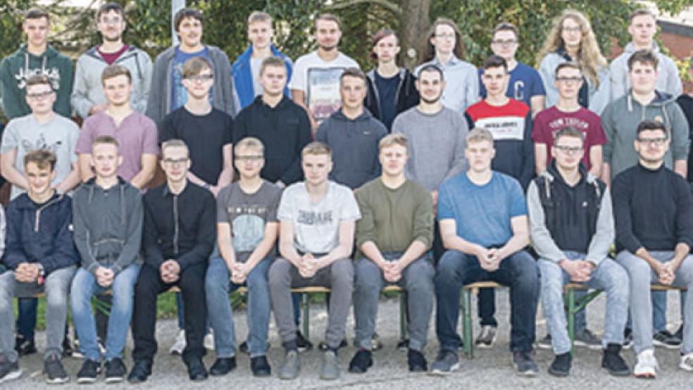 Die neuen Auszubildenden der ABW in Weener mit Ausbildungsleiter Uwe Neessen (links) und dem stellvertretenden Leiter der Ausbildungswerkstatt, Gerd-Peter Mumme (rechts). © Foto: Philipp Tengler