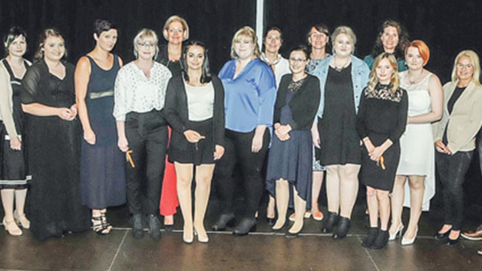 Die zwölf »Freigesprochenen« zusammen mit Innungs-Obermeister Heiner Heijen (rechts) und den Mitgliedern der Prüfungskommission nach der Freisprechung. © Foto: Wolters