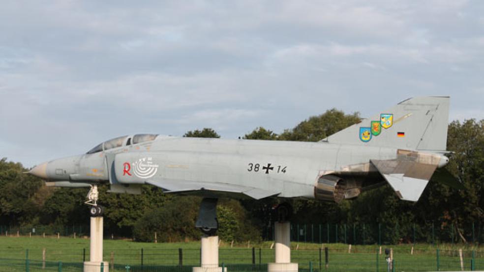 Ein Kampfjet der Luftwaffe begrüßt die Besucher an der Stadtgrenze von Wittmund.  © Foto:HWK