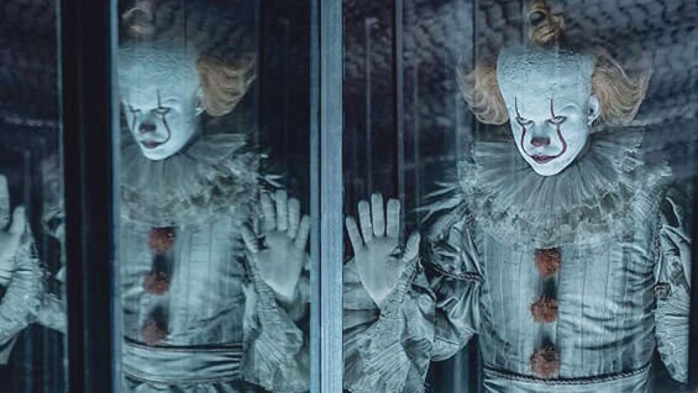 Horror-Clown Pennywise (Bill Skarsgård) treibt wieder sein Unwesen.  © Foto: Warner Bros.