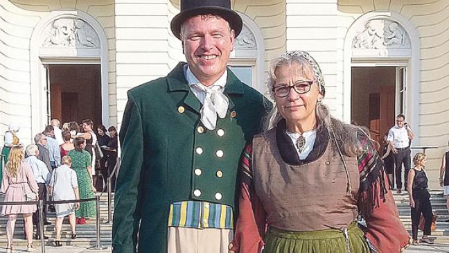 Heimat in einer Tracht präsentiert