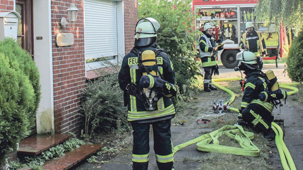 Der Ernstfall wurde von der Feuerwehr gestern Abend in einem Einfamilienhaus in Tichelwarf geprobt. © Foto: Rand (Feuerwehr)