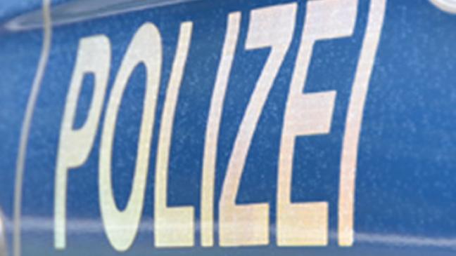 BMW prallt gegen drei Bäume