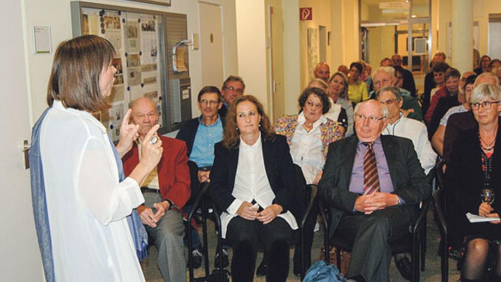 Bei der Eröffnung ihrer Ausstellung im Foyer des Krankenhauses suchte Antke Bornemann, sie malt in Acryl und Mischtechnik, am Donnerstag den Dialog mit ihren Zuhörern. © Fotos: Hoegen
