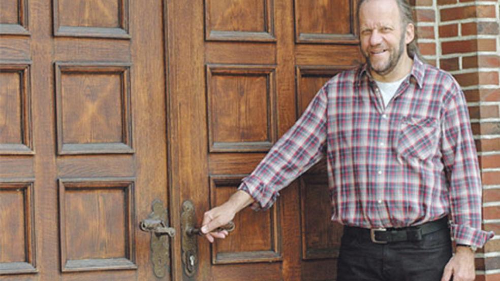 Pastor Alfred Tengler öffnet seit 1988 die Tür der Erlöserkirche an der Bahnhofstraße in Weener. Die lutherische Gemeinde entstand 1955, weil nach dem Zweiten Weltkrieg rund 3000 Flüchtlinge und Vertriebene in Weener und dem Umland aufgenommen wurden. © Foto: Szyska