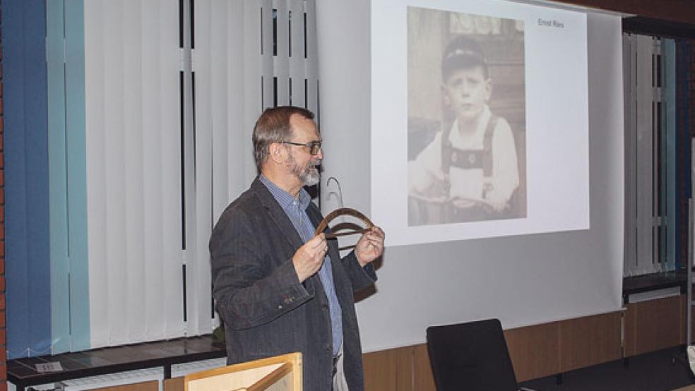 Theus Graalmann mit einem Kleiderbügel aus dem ehemaligen jüdischen Bekleidungsgeschäft Ries. © Foto: Berents