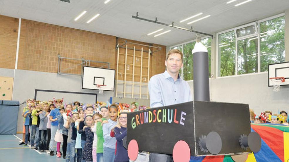 In der Turnhalle hatten sich die Grundschüler gestern Mittag eine Überraschung für ihren neuen Schulleiter Klemens Müller vorbereitet.  © Fotos: Boelmann