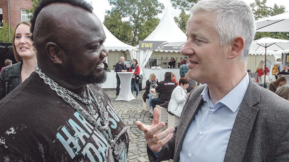 Landrat Matthias Groote kam mit einem Elektroauto, nahm an einer Talkrunde teil und hielt am Rande einen Plausch auf Plattdeutsch mit Social-Media-Star Keno Veith. © Foto: Szyska