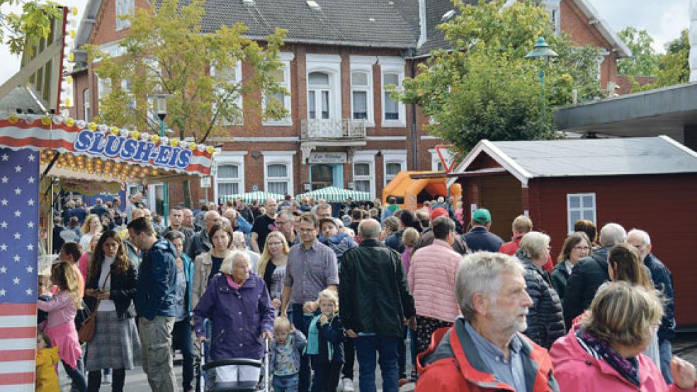 Wenn in Bunde etwas los ist, dann kommen nicht nur die Bunder gerne. Der Zuspruch war gestern trotz des wechselhaften Wetters gut. © Foto: Himstedt