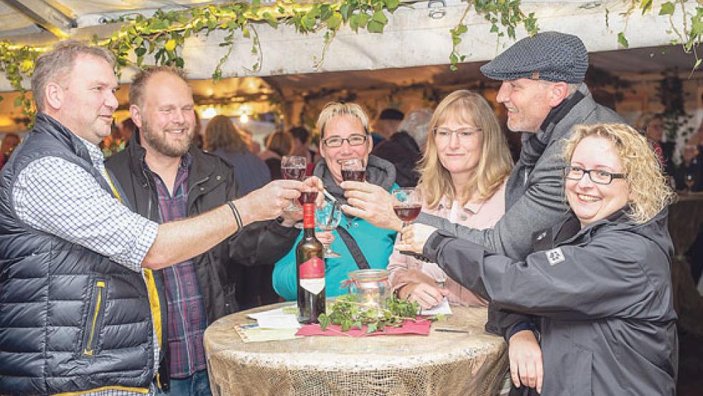 Prosit! Mit manchem Glas Wein wurde am Samstagabend in Weener angestoßen. Zur Stärkung gab es Zwiebelkuchen und Crêpe-Torte. © Foto: Bruins