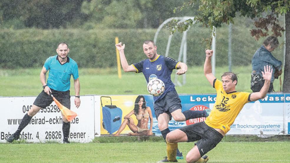 Der TuS Weener um Timo Zillmer musste sich in einem regenreichen Spiel am Sonntagnachmittag dem Favoriten aus Weene am Ende unglücklich mit 2:3 geschlagen geben. © Fotos: Bruins