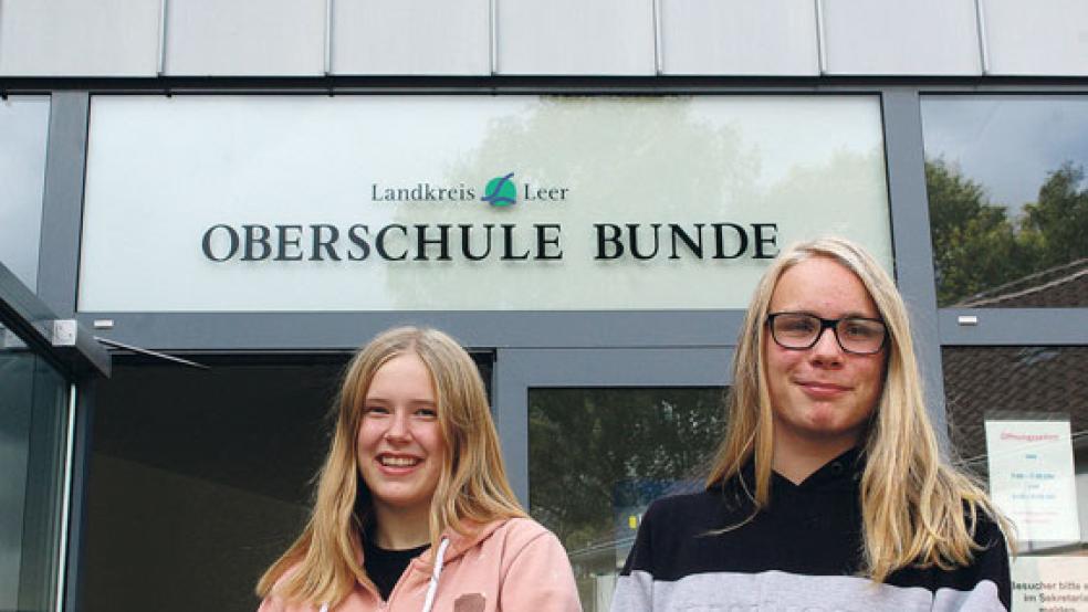 Ashley und Julian wünschen sich eine bessere Busverbindung nach Leer. © Foto: Berents