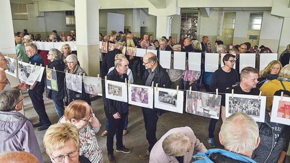 Eine Ausstellung mit historischen Fotos und alten Werbeanzeigen von Polak stieß auf großes Interesse in der früheren Fabrik. © Fotos: Ammermann