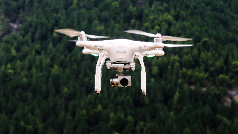 Eine weiße Drohne (Beispielfoto) ist am Montag vermutlich mutwillig in eine Tauben-Schar gesteuert worden. © pixabay