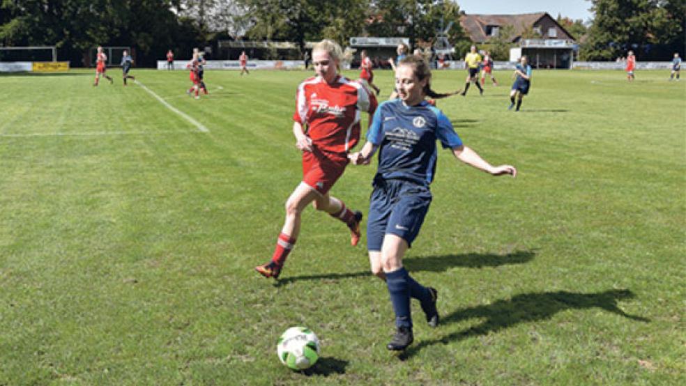 Melina Trey (rechts) markierte bereits in der 39. Minute das 4:0 für Möhlenwarf. © Foto: Hilbrands 