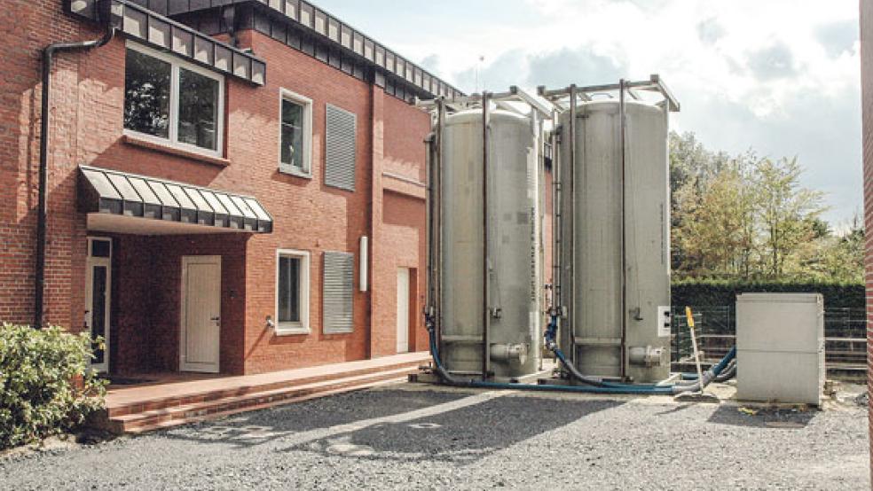 Die mobilen Aktivkohlefilter hinter dem Wasserwerk sollen abgebaut werden, sobald die stationäre Anlage in einer neuen Halle ihren Regelbetrieb aufgenommen hat. Das soll möglichst bis zum Jahresende passieren. © Foto: Szyska