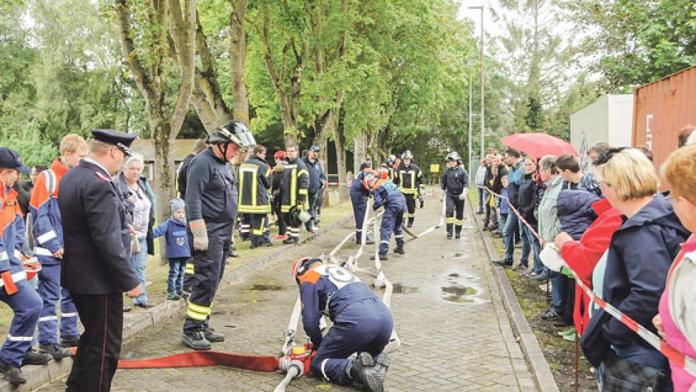 Die Feuerwehren aus Bunde machten am vergangenen Freitag beim Schnelligkeitswettbewerb eine gute Figur: Sowohl bei den Jugendfeuerwehren als auch bei den Erwachsenen belegten die Bunder den ersten Platz. © Fotos: Wolters