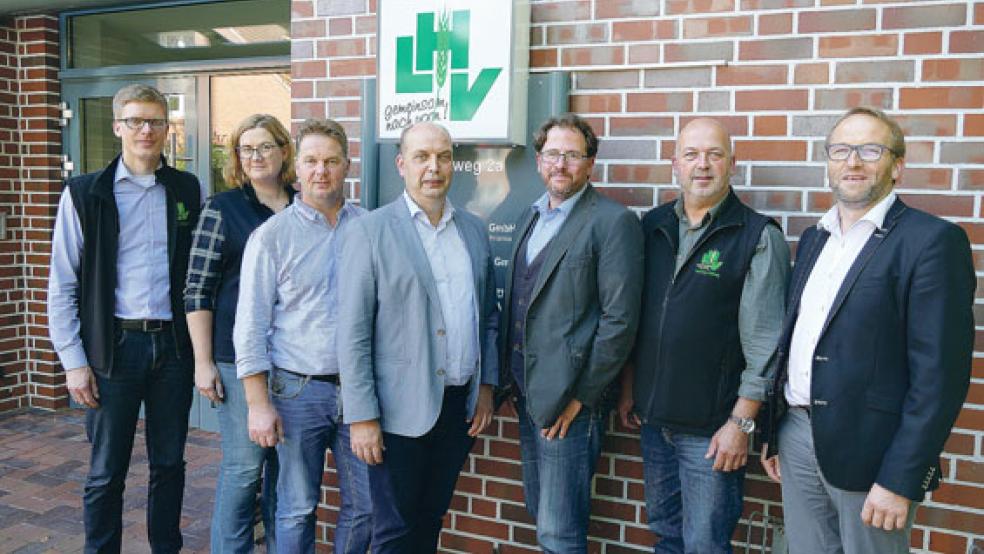 Fordern mehr Kooperationsbereitschaft statt blinden Aktionismus von der Politik: Die LHV-Vertreter (von links) Heinz-Hermann Hertz-Kleptow (Aurich), Maren Ziegler (Norden-Emden), Klaus Borde (Leer), Präsident Manfred Tannen, Carl Noosten (Norden-Emden), Hartwig Frühling (Aurich) und Günter Lüken (Wittmund). © Foto: Jürgens