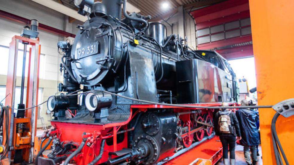 Eine historische Dampflok der Kleinbahn »Molli« wird auf einen Tieflader verladen und am Mittwoch auf die Nordseeinsel Borkum transportiert. © Foto: Jens Büttner/dpa