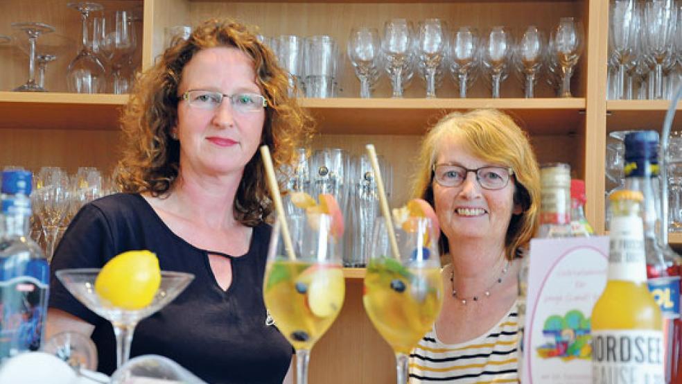 Marion Roeden (links) und Geziena Scholtalbers hoffen auf viele Frauen, die zum Cocktail-Abend der Leeraner Kreislandfrauen ins Flugplatz-Restaurant nach Nüttermoor kommen.  © Foto: Boelmann