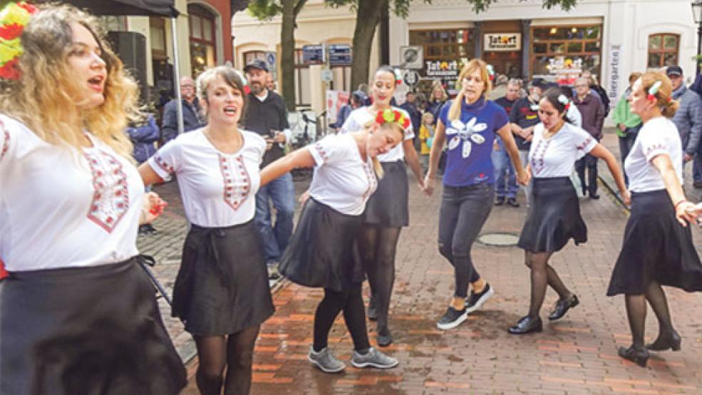Folkloristische Tanzgruppen sorgten für Unterhaltung. © Foto: Wolters