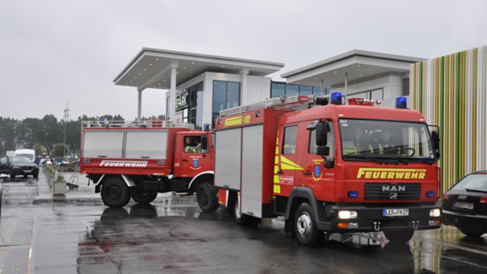 Die Feuerwehr rückte gestern Nachmittag zum »EmsPark« in Nüttermoor aus. © Foto: Wolters